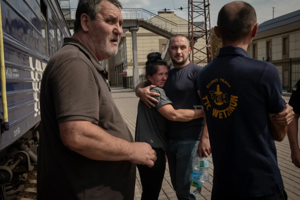 Для Росії відбиття вторгнення має менше значення, ніж просування на Донбасі Жінка збирається сісти на евакуаційний потяг у Покровську, Україна, у вівторок. Наступ російських військ на місто не сповільнився навіть після вторгнення під Курськом. Автор: Ніколь Танг для The New York Times