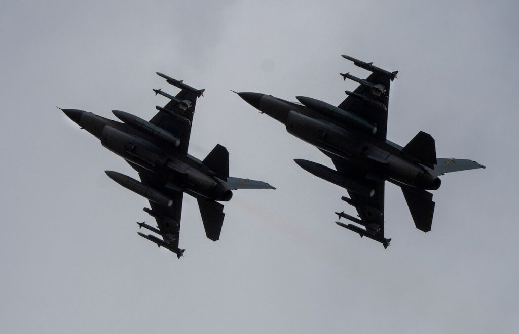 Українські винищувачі F-16 в повітрі в Україні цього місяця. (Єфрем Лукацький/AP)