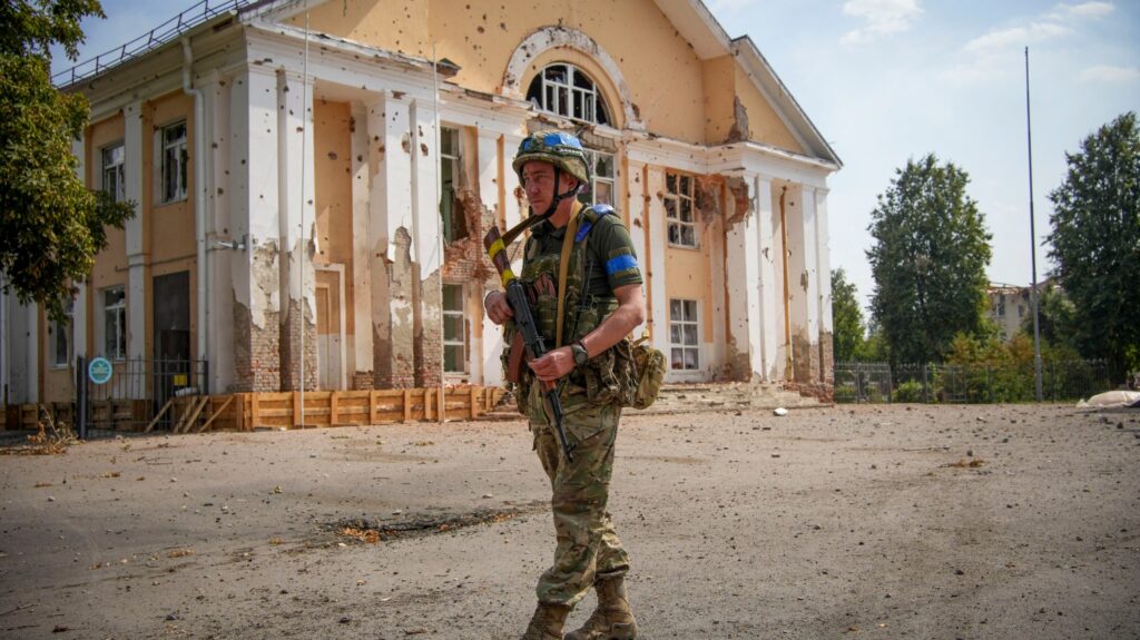 «Я взагалі не думала про це»: мешканці Суджі розповідають про те, як «несподівано війна прийшла до них на поріг» На безлюдній головній площі Суджі українські військові оглядають місцевість ІЄН ВІТТАКЕР ДЛЯ «ТАЙМС