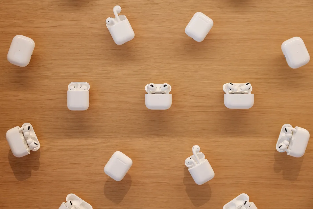 Виставка навушників AirPods у роздрібному магазині Apple.Фото: Hollie Adams/Bloomberg