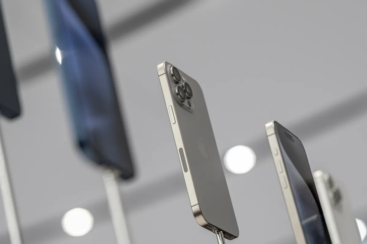 iPhone 15 Pro від Apple. Фотограф: Девід Пол Морріс / Bloomberg