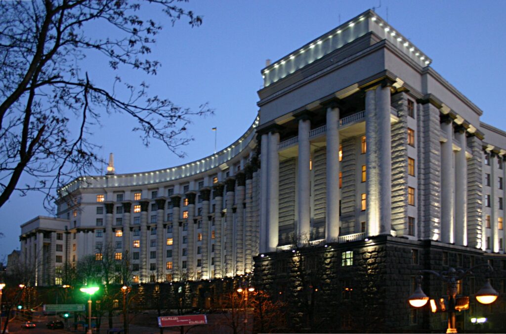 Українські міністри масово йдуть у відставку на тлі очікуваних перестановок в уряді Будівля Кабінету міністрів України