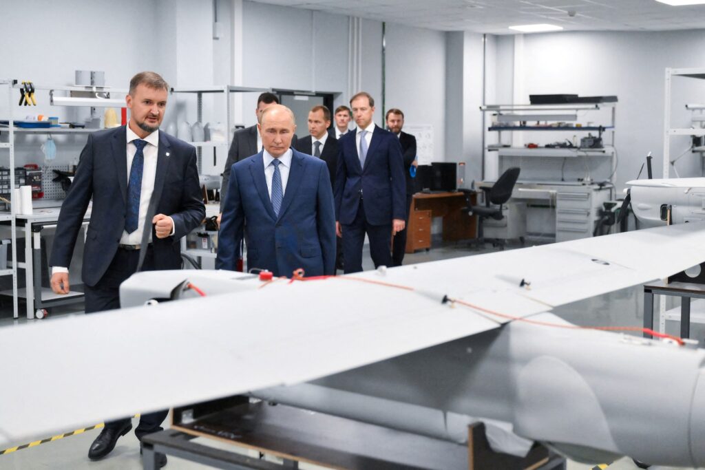Володимир Путін відвідує завод з виробництва безпілотників, Санкт-Петербург, 19 вересня 2024 року. Sputnik/Григорій Сисоєв/Кремль за матеріалами REUTERS