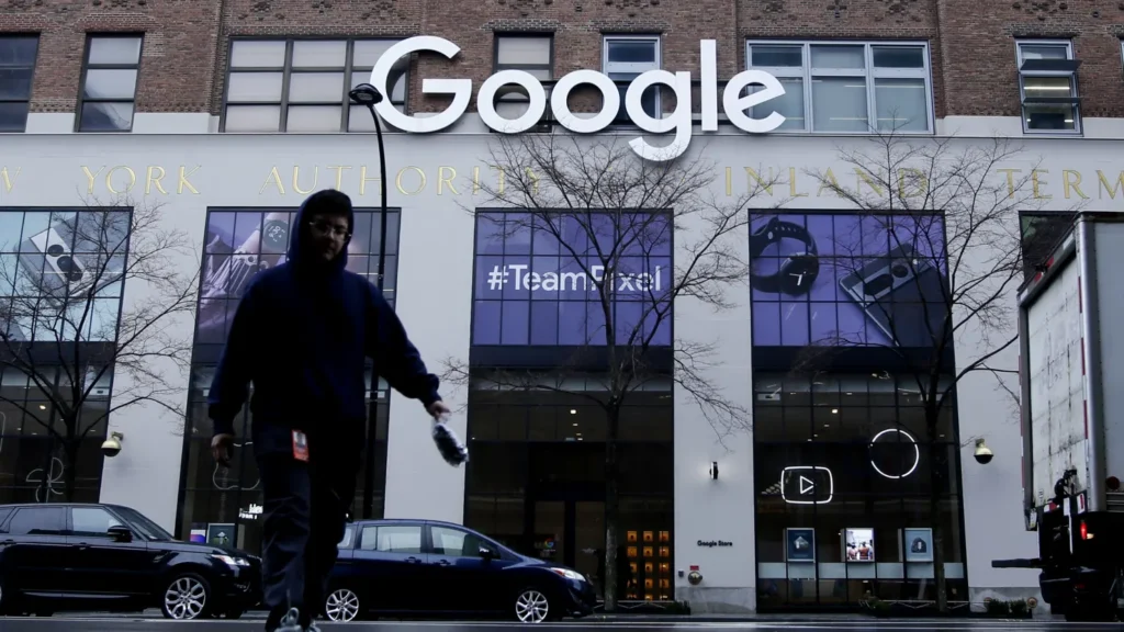 Другий антимонопольний суд проти Google може визначити майбутнє онлайн-реклами Пішохід проходить повз офіс Google у Нью-Йорку 25 січня 2023 року. Леонардо Муньос | Getty Images