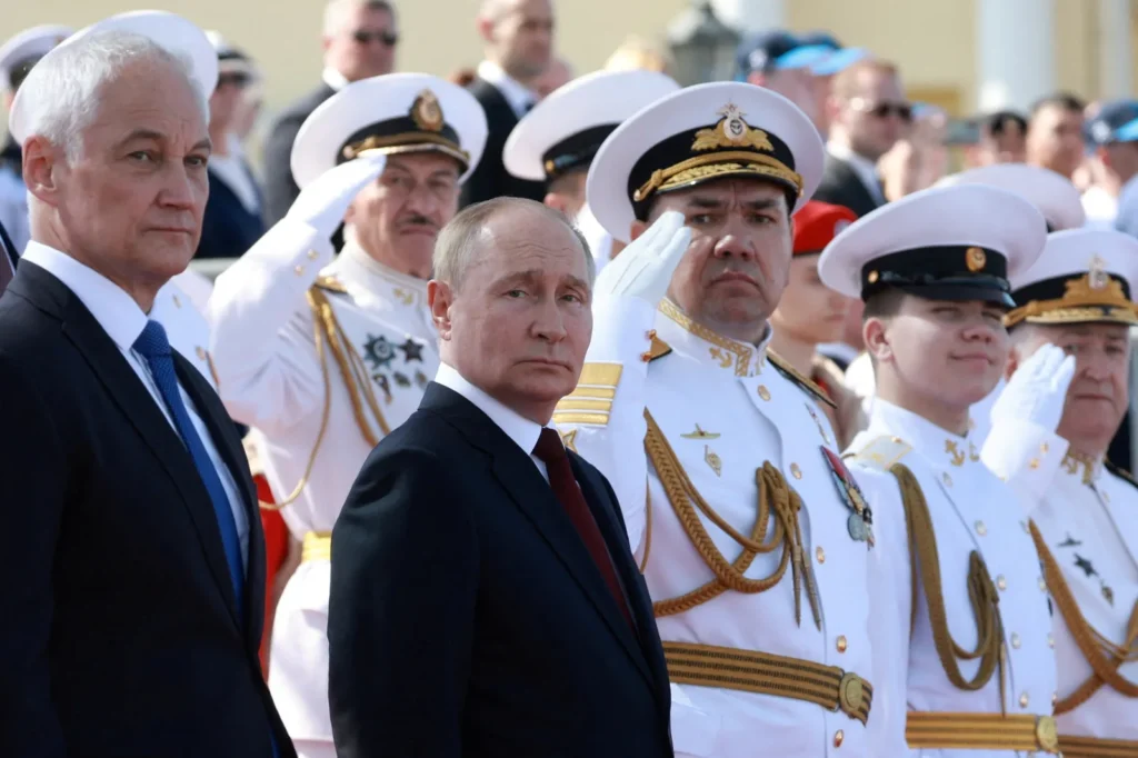 Путін ніколи не здасться в Україні Президент Росії Володимир Путін і члени його кабінету на військовому параді в Санкт-Петербурзі, липень 2024 року В'ячеслав Прокоф'єв / Sputnik / Reuters