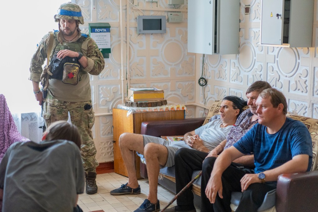 Український солдат показує місцевим мешканцям інформаційні репортажі. Один військовий згадує, як мало росіяни знали про вторгнення в УкраїнуІЄН ВІТТАКЕР ДЛЯ «ТАЙМС