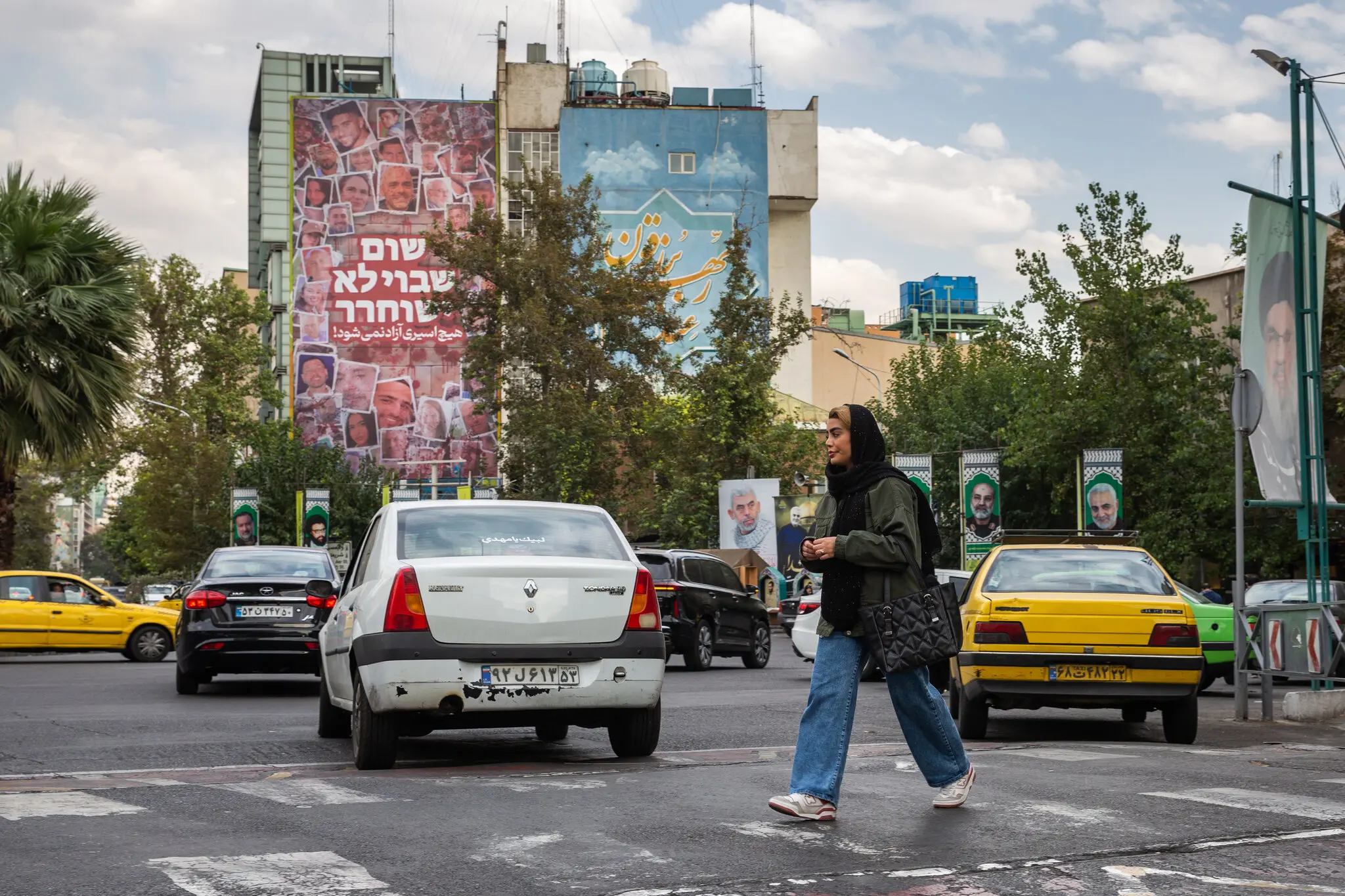 Мурал в Тегерані зображує ізраїльських заручників, які утримуються в Газі, і говорить про те, що жоден з них не буде звільнений після вбивства лідера ХАМАСу... Араш Хамуші для The New York Times