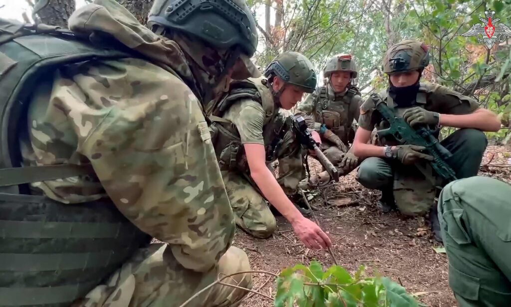 Шість російських солдатів отримали притулок у Франції після втечі з війни в Україні Російські солдати беруть участь у бойовій підготовці штурмових підрозділів у невстановленому місці. Фотографія: AP