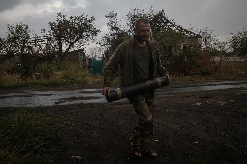 Солдат розвантажує артилерійський снаряд у Покровську у вересні. Росія не змогла взяти місто, яке є логістичним центром для українських військ. Фото ... Ніколь Тунг для The New York Times