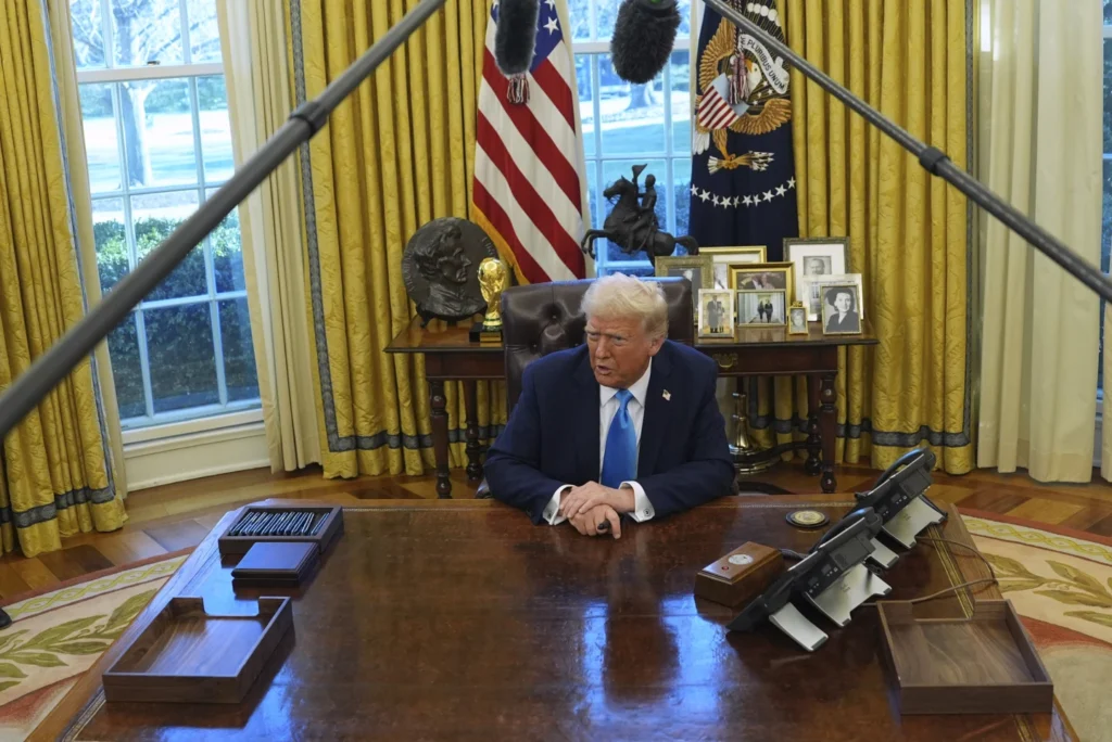 Трамп дав своїм радникам вказівку «знищити» Іран, якщо він його вб'є