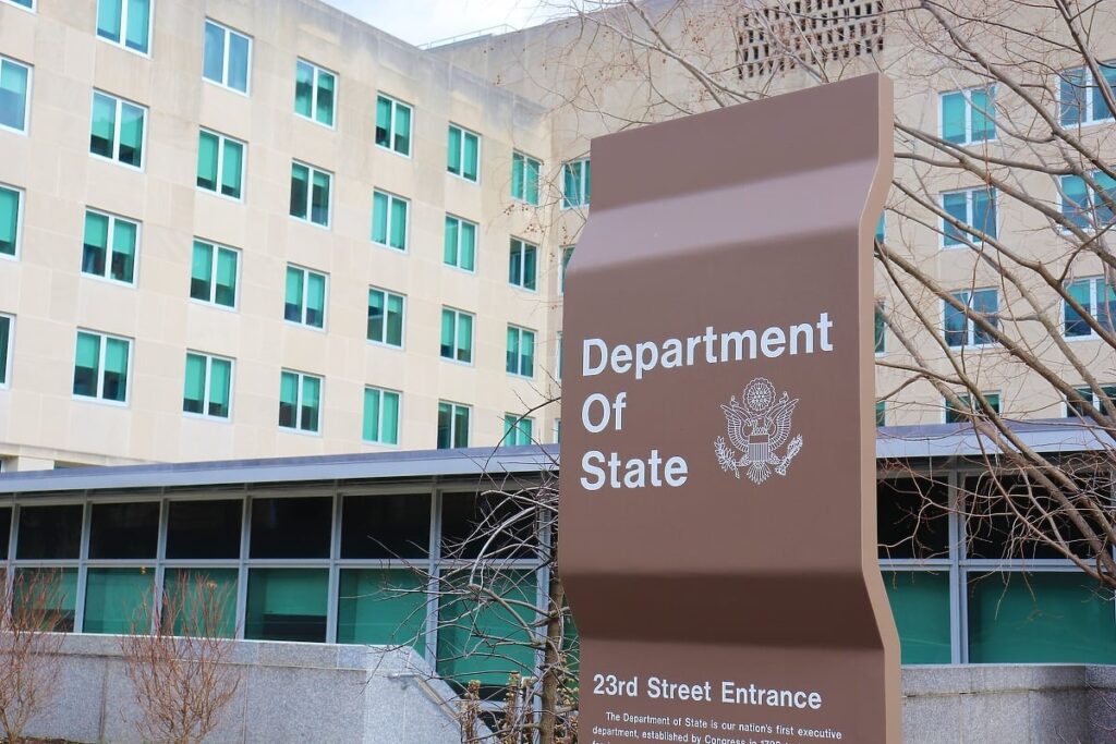 Бріджит Брінк: Яструб, що затримався в Держдепі Трампа?